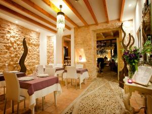 a restaurant with tables and chairs in a room at Ca´n Pere in Alcudia