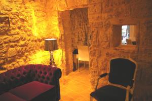 a living room with a couch and two chairs at Ca´n Pere in Alcudia