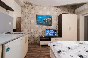 Una cocina o zona de cocina en Apartments Ohrid Izabela