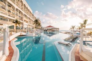 A piscina localizada em Hyatt Zilara Cancun - All Inclusive - Adults Only ou nos arredores