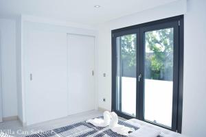 A bed or beds in a room at Villa Can SeQuet (Playa de Muro)