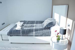 A bed or beds in a room at Villa Can SeQuet (Playa de Muro)