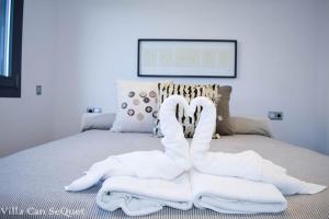 A bed or beds in a room at Villa Can SeQuet (Playa de Muro)