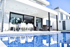 The swimming pool at or close to Villa Can SeQuet (Playa de Muro)