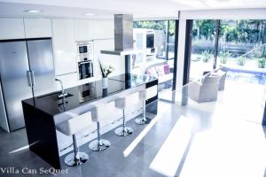 A kitchen or kitchenette at Villa Can SeQuet (Playa de Muro)