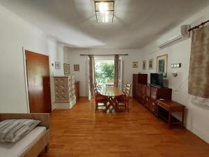 TV a/nebo společenská místnost v ubytování House Leticija rustica