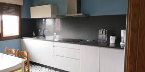 A kitchen or kitchenette at Apartamento Casa A Braña