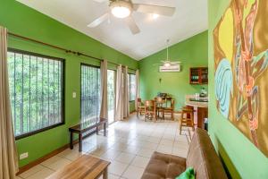 a living room with green walls and a couch at Dulce La Colina 8002 in Coco