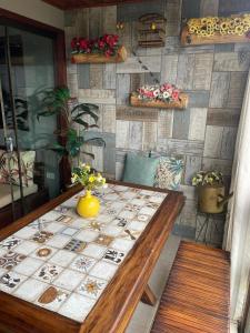 a table with a vase on it in a room at flat em serra negra - bezerros in Bezerros