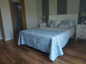 A bed or beds in a room at Apartamento Casa A Braña