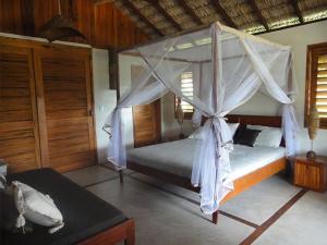 una camera con 2 letti e un letto a baldacchino di KazaBrasil a Icaraí