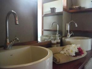 bagno con lavandino e 2 rubinetti di KazaBrasil a Icaraí