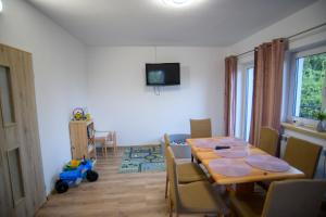 Televízia a/alebo spoločenská miestnosť v ubytovaní Probarski Zakątek