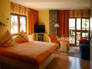 ein Schlafzimmer mit einem Bett und ein Wohnzimmer in der Unterkunft Ferienwohnungen Stephan in Marienberg