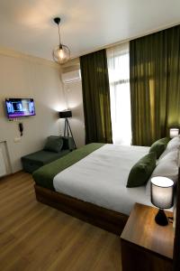 Postel nebo postele na pokoji v ubytování Hill Hotel