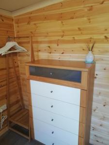 une cabine en bois avec une commode et un placard dans l'établissement Peaceful Cabin Retreat in Skegby, à Sutton in Ashfield