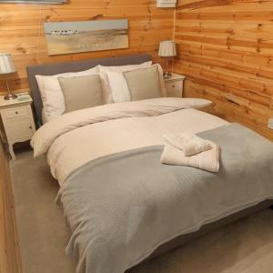 Tempat tidur dalam kamar di Peaceful Cabin Retreat in Skegby