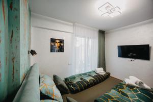 a living room with a couch and a tv at Ap.Casa la Neamtu in Sibiu