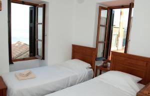 Postel nebo postele na pokoji v ubytování Pyrgos Fassea Kardamyli Towerhouse