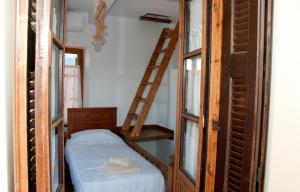 Postel nebo postele na pokoji v ubytování Pyrgos Fassea Kardamyli Towerhouse