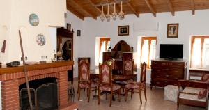 TV a/nebo společenská místnost v ubytování Pyrgos Fassea Kardamyli Towerhouse