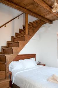 Postel nebo postele na pokoji v ubytování Pyrgos Fassea Kardamyli Towerhouse