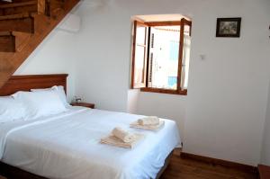 Postel nebo postele na pokoji v ubytování Pyrgos Fassea Kardamyli Towerhouse