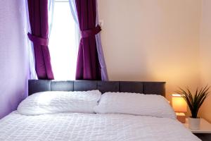 4 Beds Sleeps 6 - Elegance Leisure Stay, Burnley房間的床