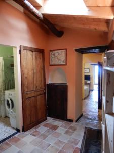 Vasiaにあるcasa albertoのドア付きの部屋、バスルーム付きの部屋