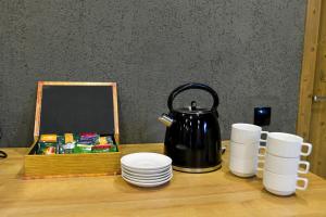 Příslušenství pro přípravu čaje a kávy v ubytování Hill Hotel
