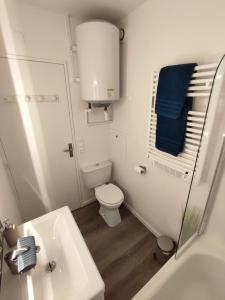 Bathroom sa Studio 22 - Coucher de Soleil & Vue Mer