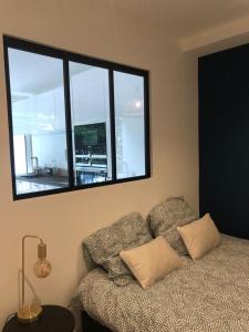 ein Wohnzimmer mit einem Sofa und einem Fenster in der Unterkunft Appartement résidence Le Goulvars-plage du Goviro in Quiberon