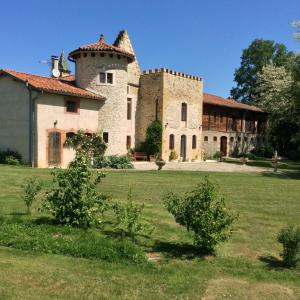 un gran edificio con un campo de césped delante de él en Domaine du Val de Soux, en Montgaillard-de-Salies