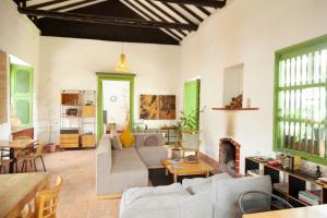 uma sala de estar com um sofá e uma lareira em La Liebre bed and breakfast em El Retiro