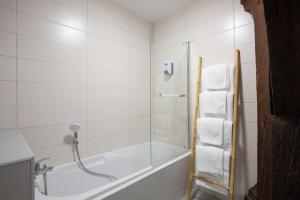 Et badeværelse på LE RHENANUS Martin Bucer - grand appartement au calme - centre ville - parking gratuit