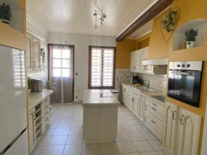 的住宿－La Chantourelle，一间大厨房,配有白色橱柜和白色家电