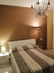 基耶蒂的住宿－B&B Abruzzo Mare e Monti，一间卧室配有一张带吊灯的床