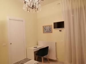 基耶蒂的住宿－B&B Abruzzo Mare e Monti，一间卧室配有吊灯、一张床和一把椅子