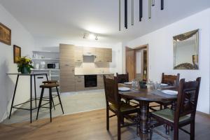 ein Esszimmer und eine Küche mit einem Tisch und Stühlen in der Unterkunft LE RHENANUS Jacques Taurellus - appartement duplex au calme - centre ville - parking gratuit in Sélestat