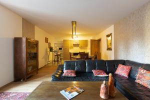 ein Wohnzimmer mit einem Sofa und einem Tisch in der Unterkunft LE RHENANUS Jacques Taurellus - appartement duplex au calme - centre ville - parking gratuit in Sélestat