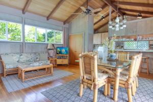 Seating area sa Manini Beach Breath Taker