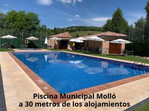 The swimming pool at or close to Allotjaments Paratge Fabas