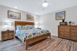 1 dormitorio con 1 cama y 2 mesitas de noche en Coconut Cay Resort en Marathon