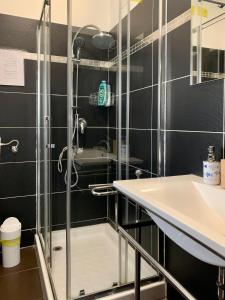 un baño con ducha y lavabo en Pang's Guesthouse, en Mestre 59 fotos más