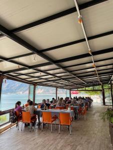 un grupo de personas sentadas en mesas en un restaurante en Choo Choo Pansiyon, en Isparta