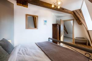 - une chambre aux murs blancs et un lit dans un dortoir dans l'établissement LE RHENANUS Jacques Spiegel - idéal pour un couple - appartement au calme - parking gratuit, à Sélestat