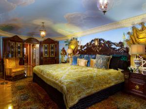 マイアミビーチにあるThe Villa Casa Casuarinaのベッドルーム1室(キングサイズベッド1台、天井付)