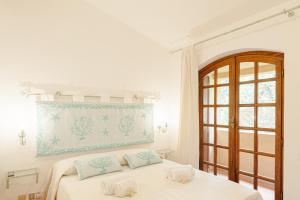 1 dormitorio con 1 cama con 2 almohadas en [PORTO CERVO MARINA] Incantevole appartamento vista Yacht en Porto Cervo