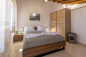 A bed or beds in a room at Wood and Stone