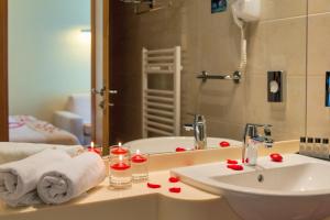 un bagno con lavandino con cuori rossi sul bancone di Hotel Saudade a Gradac (Grado)